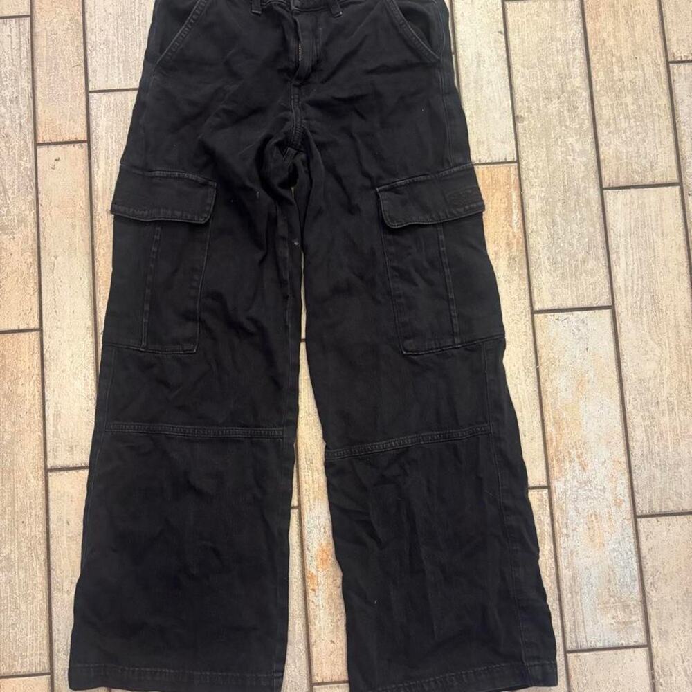 American Eagle Outfitters black cotton cargo pants in a US 0